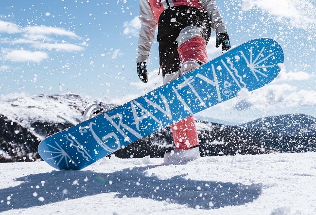 Kolekcia Gravity Snowboards 2023/24 je skladom