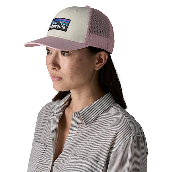 Kšiltovka Patagonia P-6 Logo Trucker Hat white w/quiet violet 2026