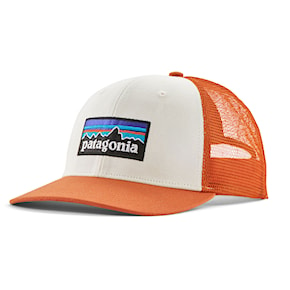 Šiltovka Patagonia P-6 Logo Trucker Hat white w/redtail rust 2024