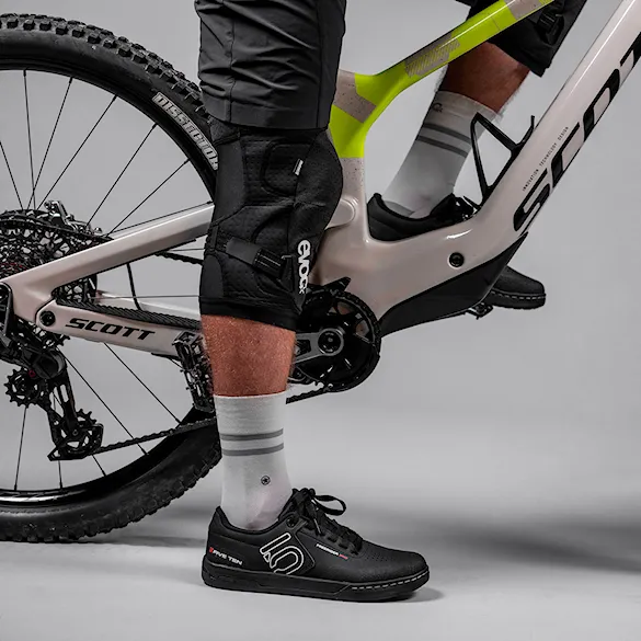 Ochraniacze na kolana EVOC Knee Protector LS Flex Enduro black - 2