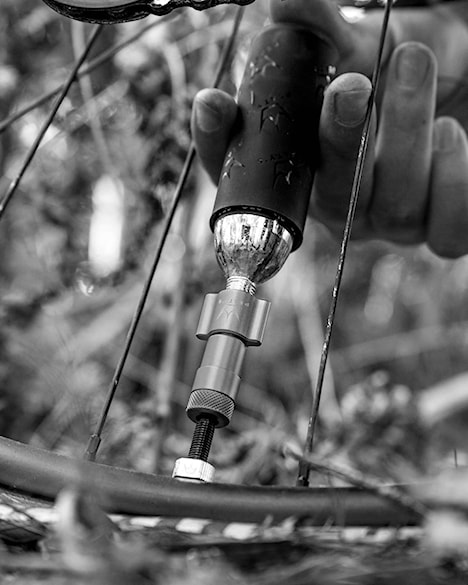 CO2 pumpa Peaty's Holeshot CO2 Tyre Inflator - Road & Gravel red - 8