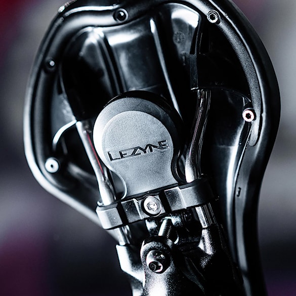 Uchwyt na Airtag Lezyne Matrix Saddle Tagger black - 3
