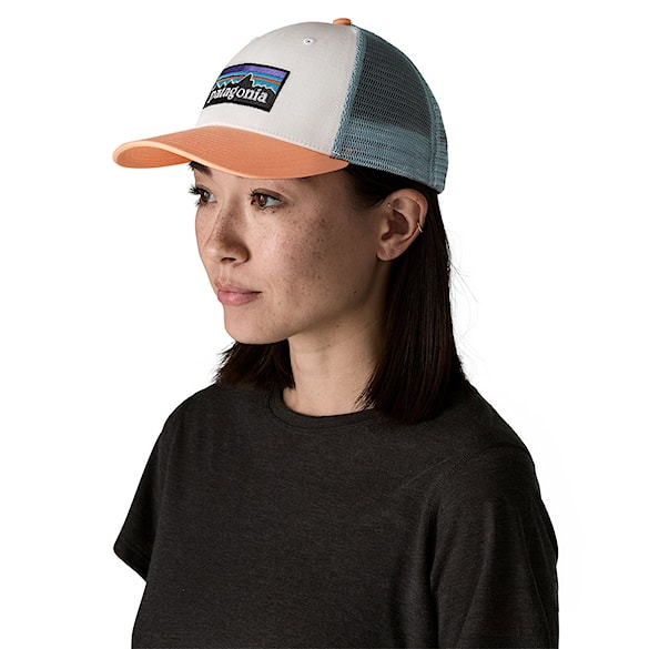 Czapka z daszkiem Patagonia P-6 Logo Trucker Hat white w/peach sherbet 2026 - 2