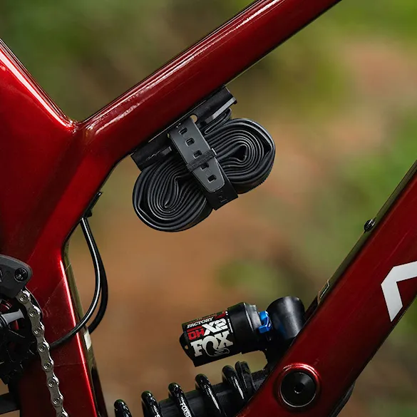 Uchwyt na dętkę OneUp Tube Strap Bracket black - 3