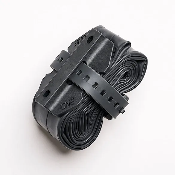 Uchwyt na dętkę OneUp Tube Strap Bracket black - 2