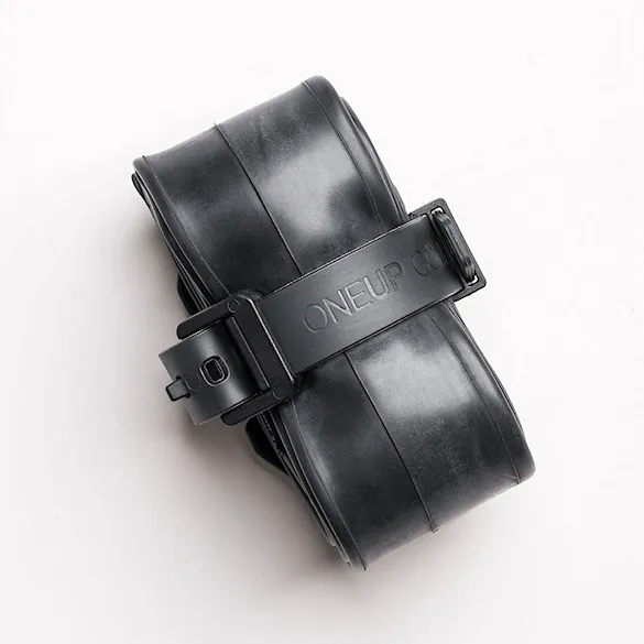 Uchwyt na dętkę OneUp Tube Strap Bracket black - 6