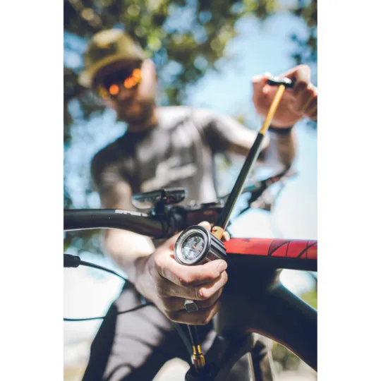 Pumpa na kolo Lezyne Shock Drive black/gold - 4