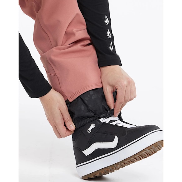 Nohavice na snowboard Volcom Wms Swift Bib Overall earth pink 2024 - 7