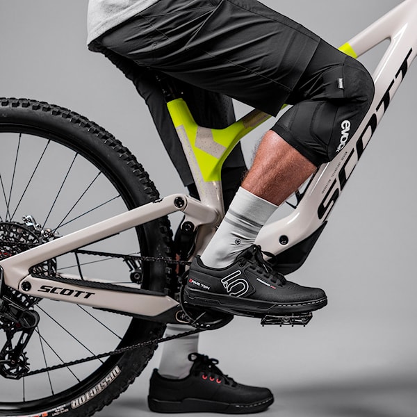 Chrániče kolien EVOC Knee Protector LS Flex Lite black