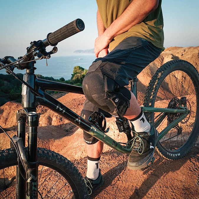 Chrániče kolien Amplifi Havok2.0 Knee stealth black