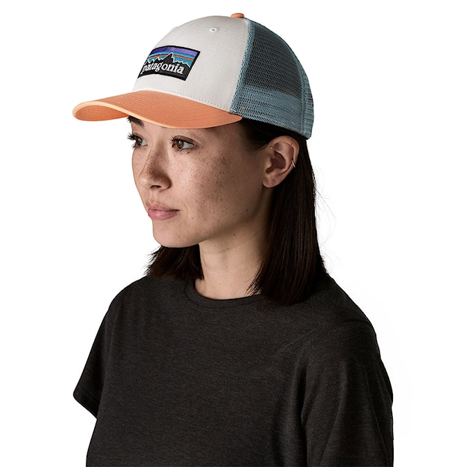 Šiltovka Patagonia P-6 Logo Lopro Trucker white w/peach sherbet 2026